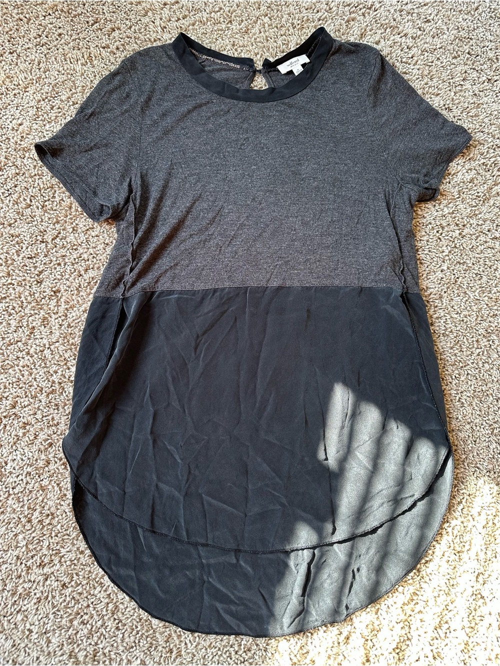 Wilfred Artitzia  Two-Tone Short Sleeve high low blouseTee in Charcoal and Black